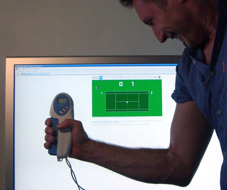 Mousegrip user playing pong